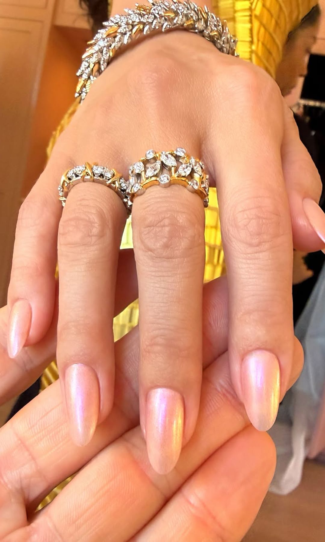 La manicura cromada de Selena Gomez