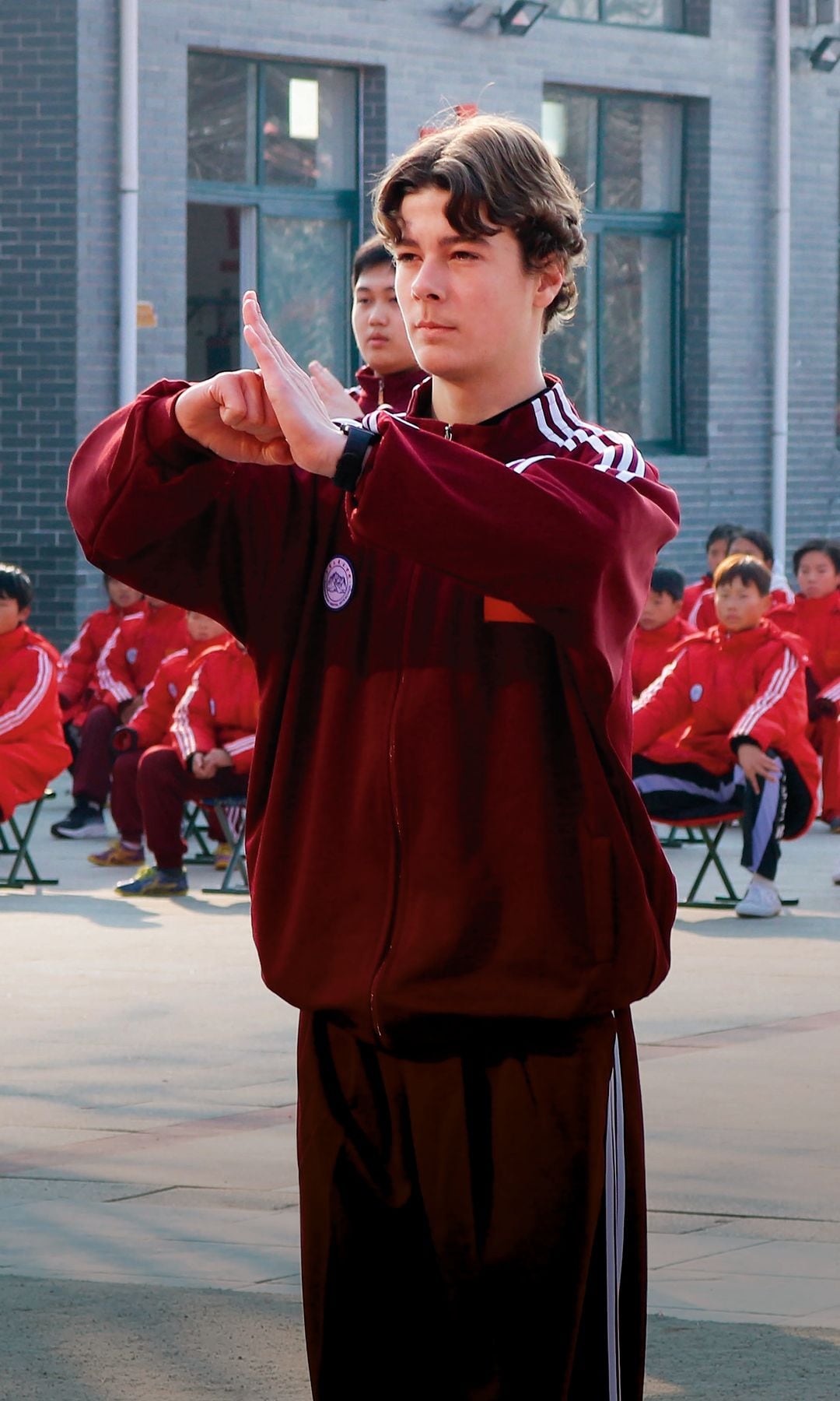 A lo largo de estos dos meses, participó en las sesiones diarias de estudio y entrenamiento de la clase de competición, que reúne a los grandes talentos del kung-fu. Son alumnos que compiten en eventos de artes marciales a nivel nacional y mundial y atesoran medallas de oro y plata