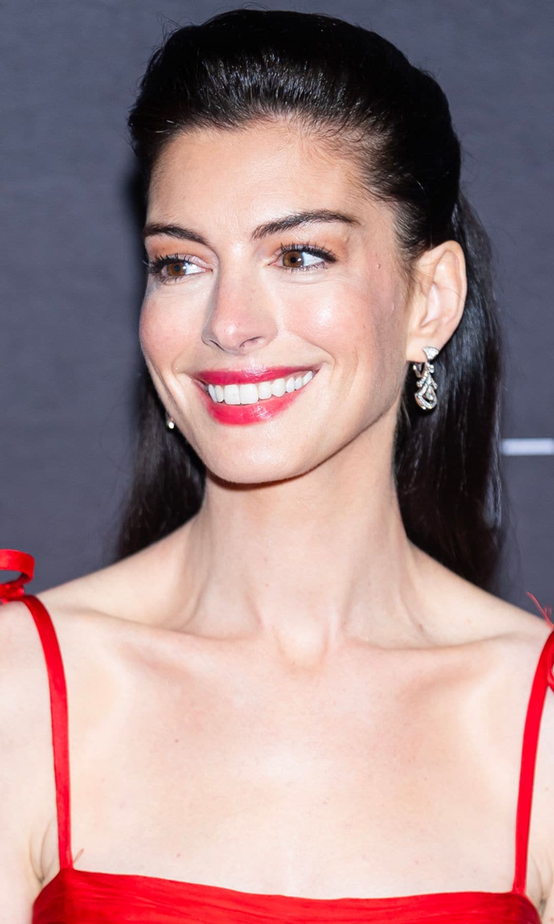 Anne Hathaway en la gala WWD Honors en Nueva York el 28 de octubre de 2025