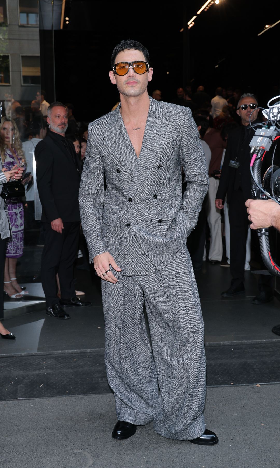 Alejandro Speitzer destaca con su estilo entre los invitados al desfile de Dolce & Gabbana en Milán