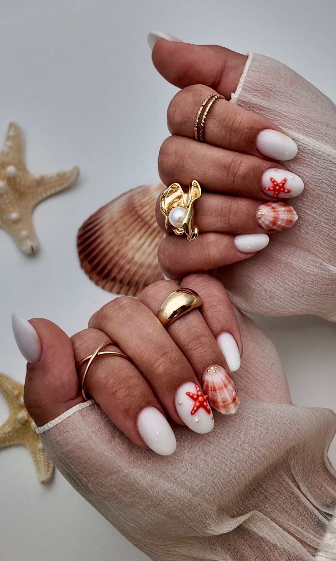 Manicura tropical en tonos blancos