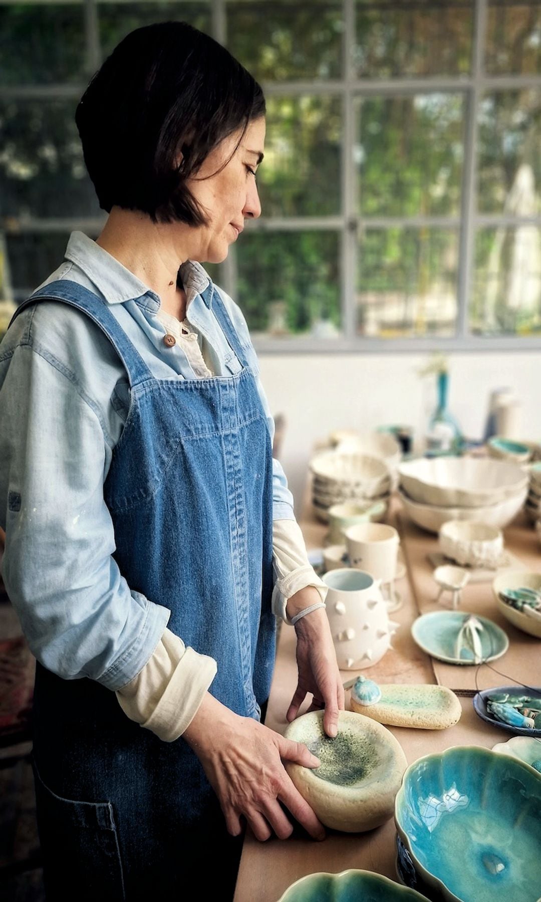 Delicadas piezas del estudio de cerámica de Leyla Sadeghi en Tánger