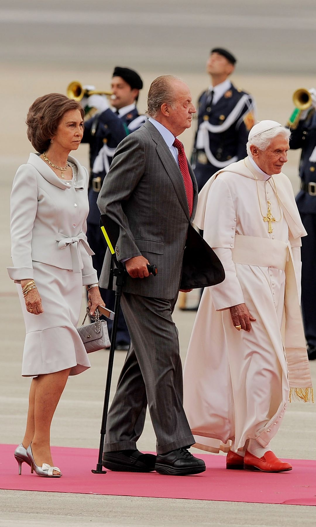 La reina Sofía y el rey Juan Carlos reciben al Papa Benedicto XVI en Madrid (2011)