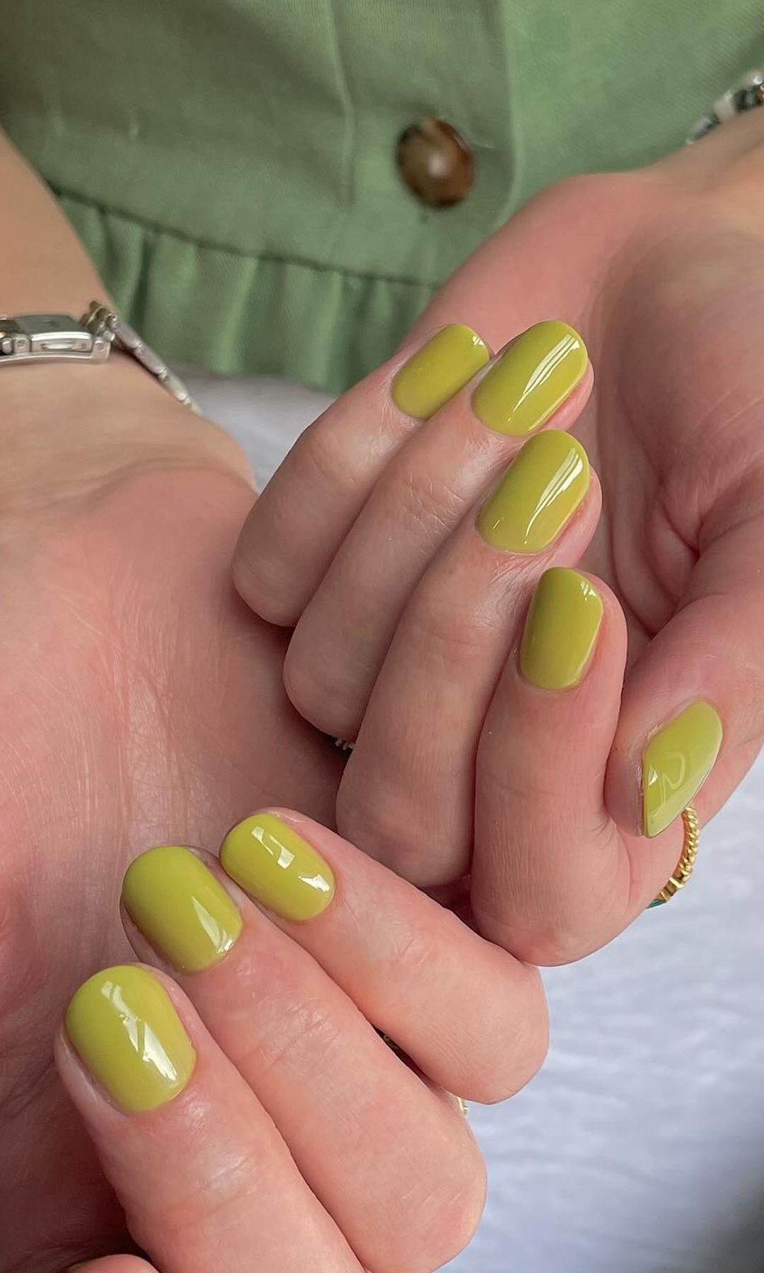 Manicura corta en verde pistacho