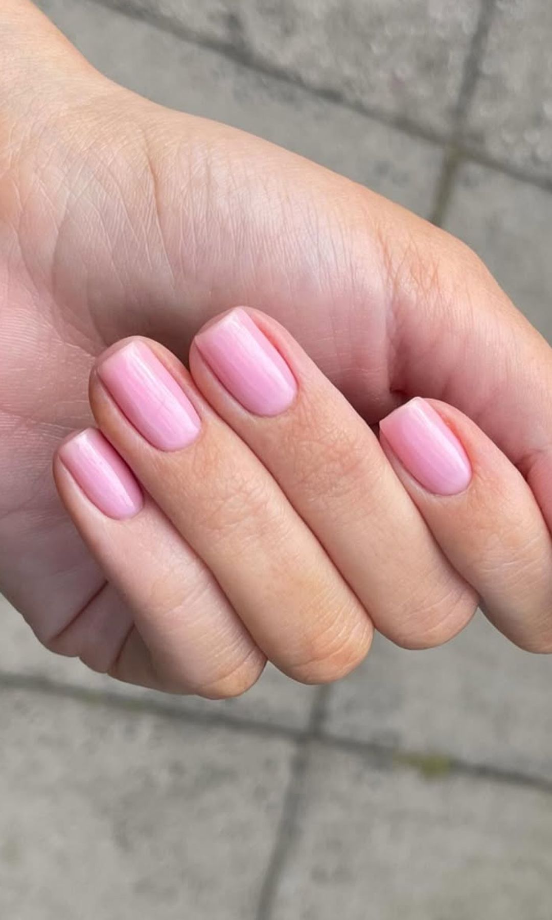 Manicura italiana en tono rosa