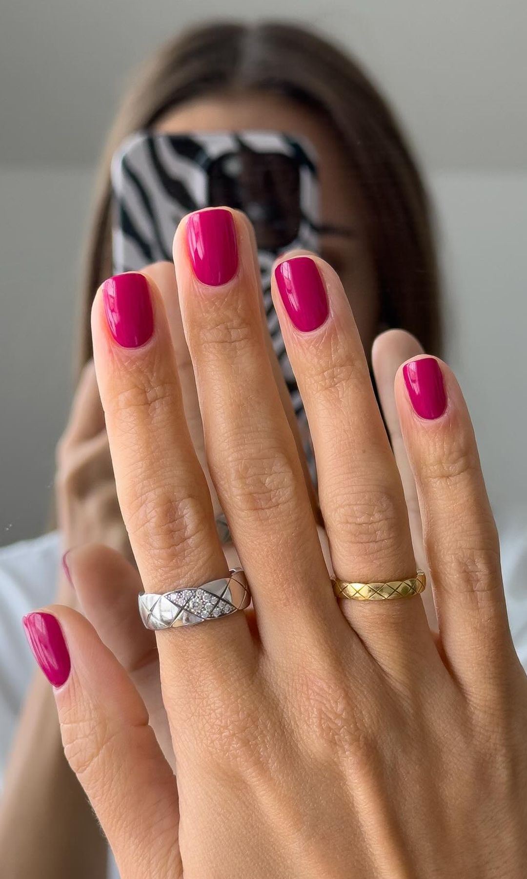 Manicura rosa fucsia al estilo italiano