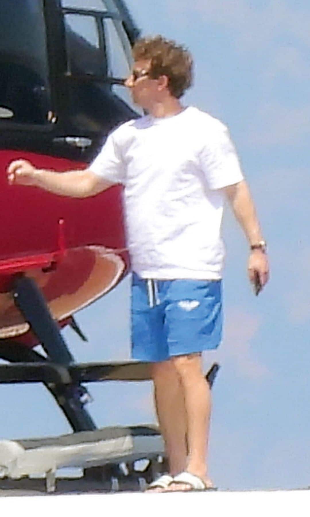 Michael Zuckerberg junto a su embarcación