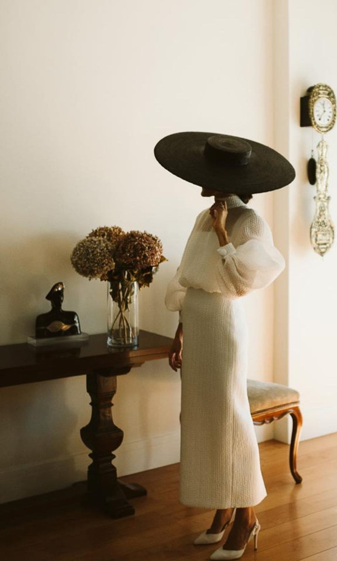 Vestido con blusa y cola desmontable de Luis Infantes
