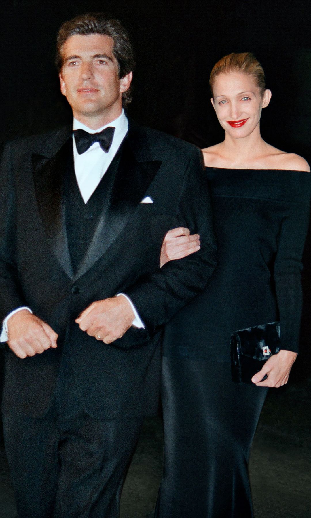 John John Kennedy y Carolyn Bessette durante una noche de gala