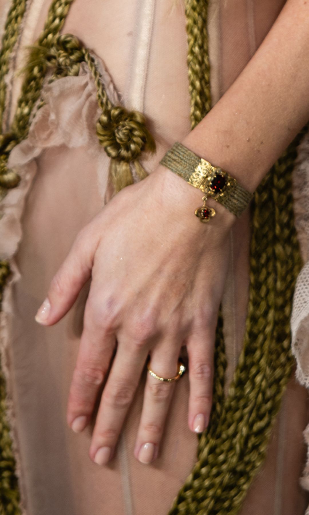 Vistazo al brazalete de Margot Robbie