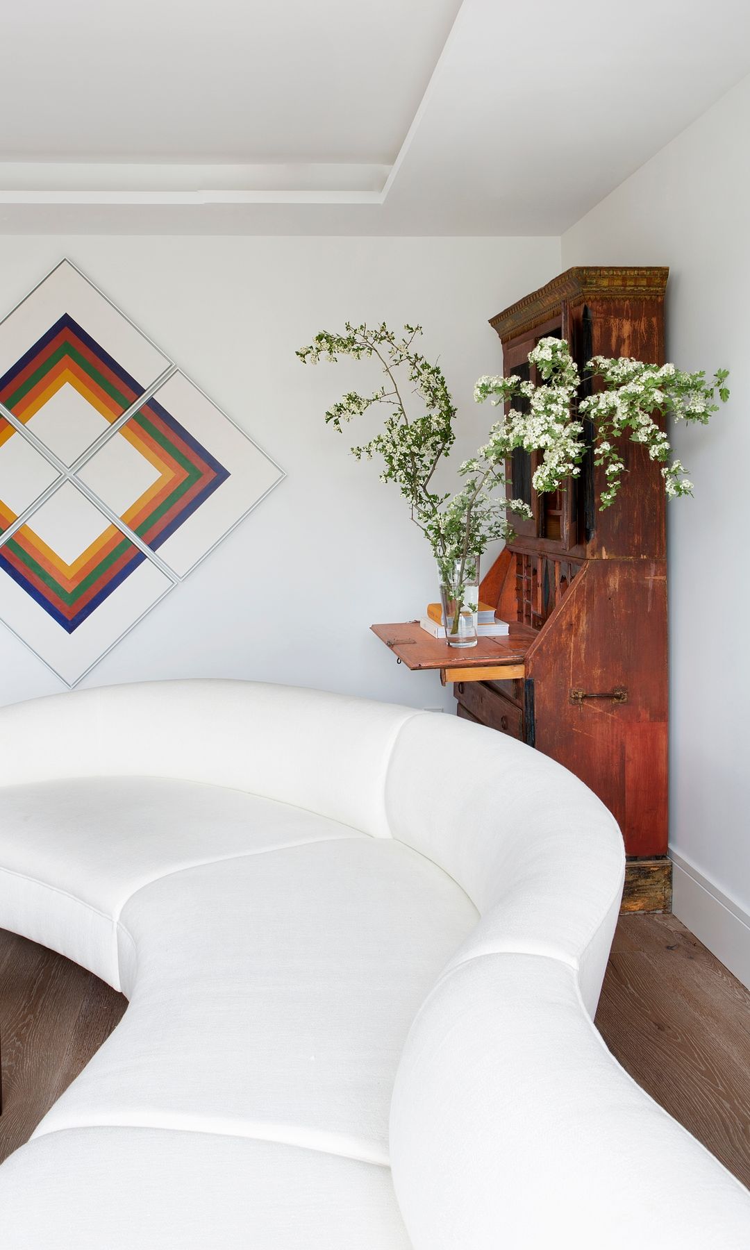 Salón con sofá curvo