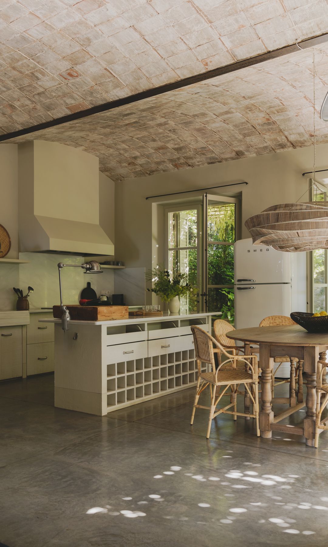 Cocina abierta y comedor, conectados con el jardín