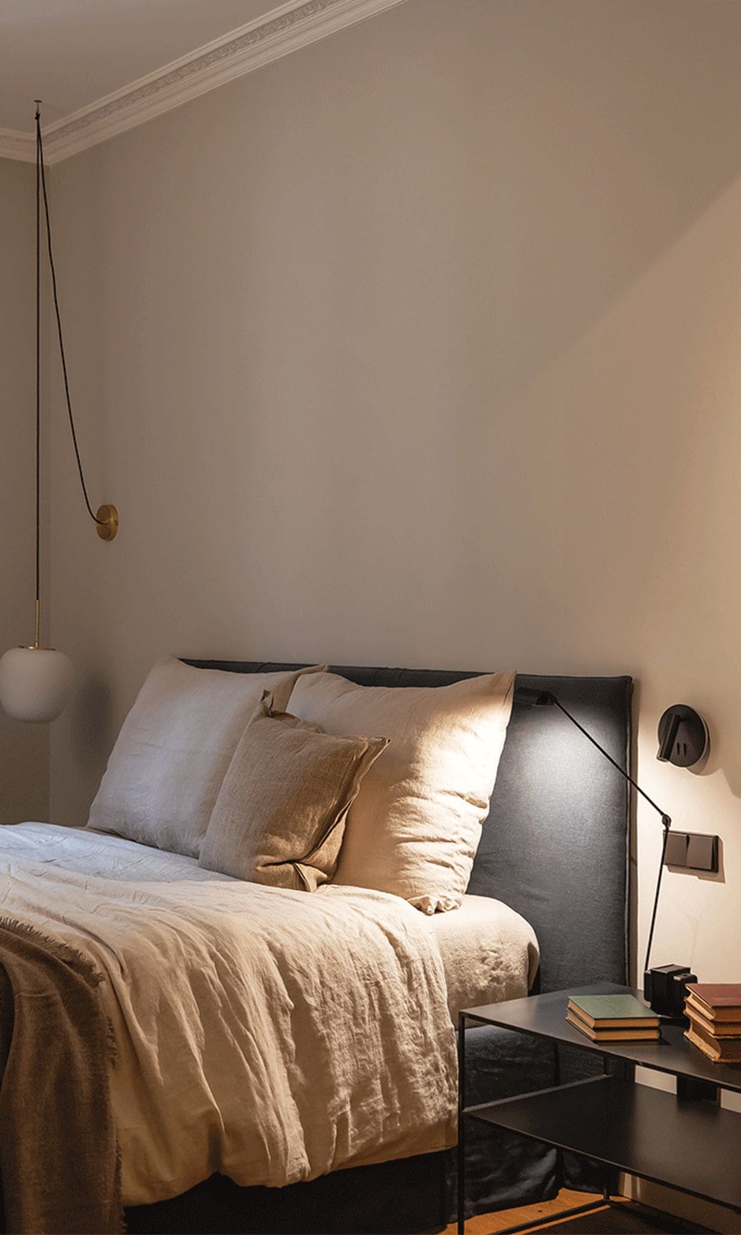 Dormitorio con cabecero tapizado