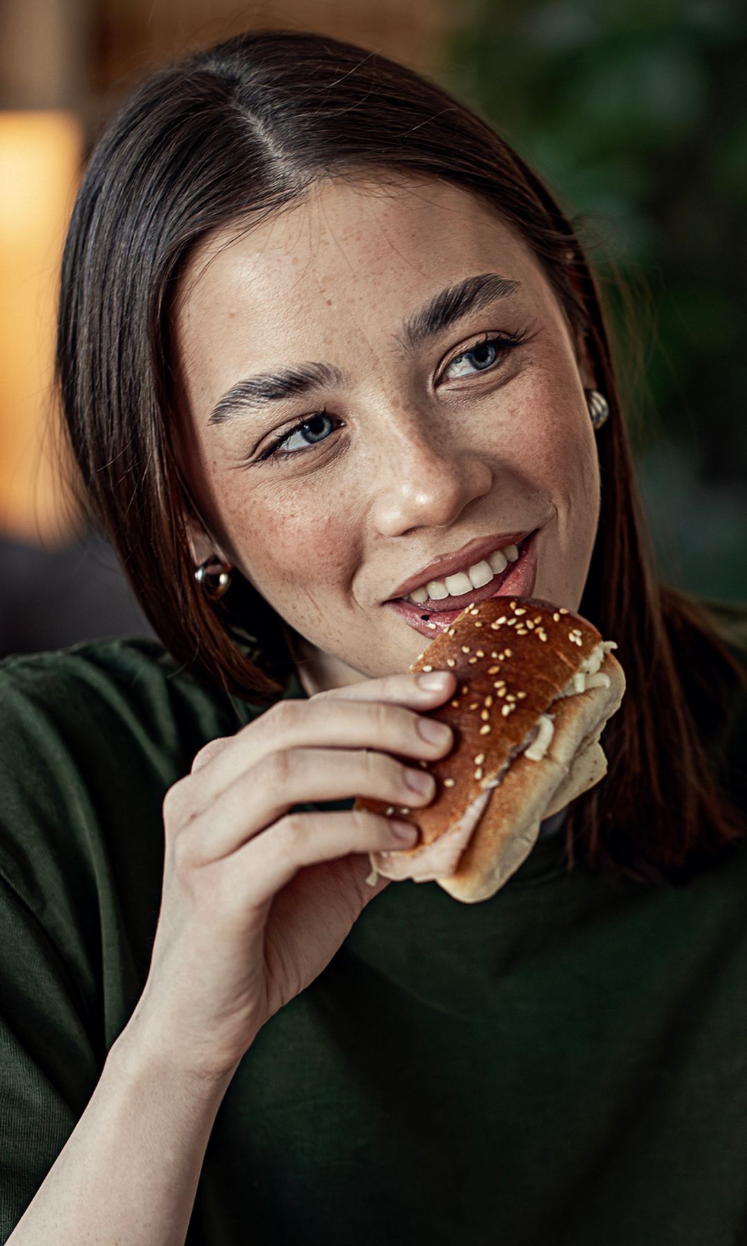 Una chica desayunando una medianoche en casa