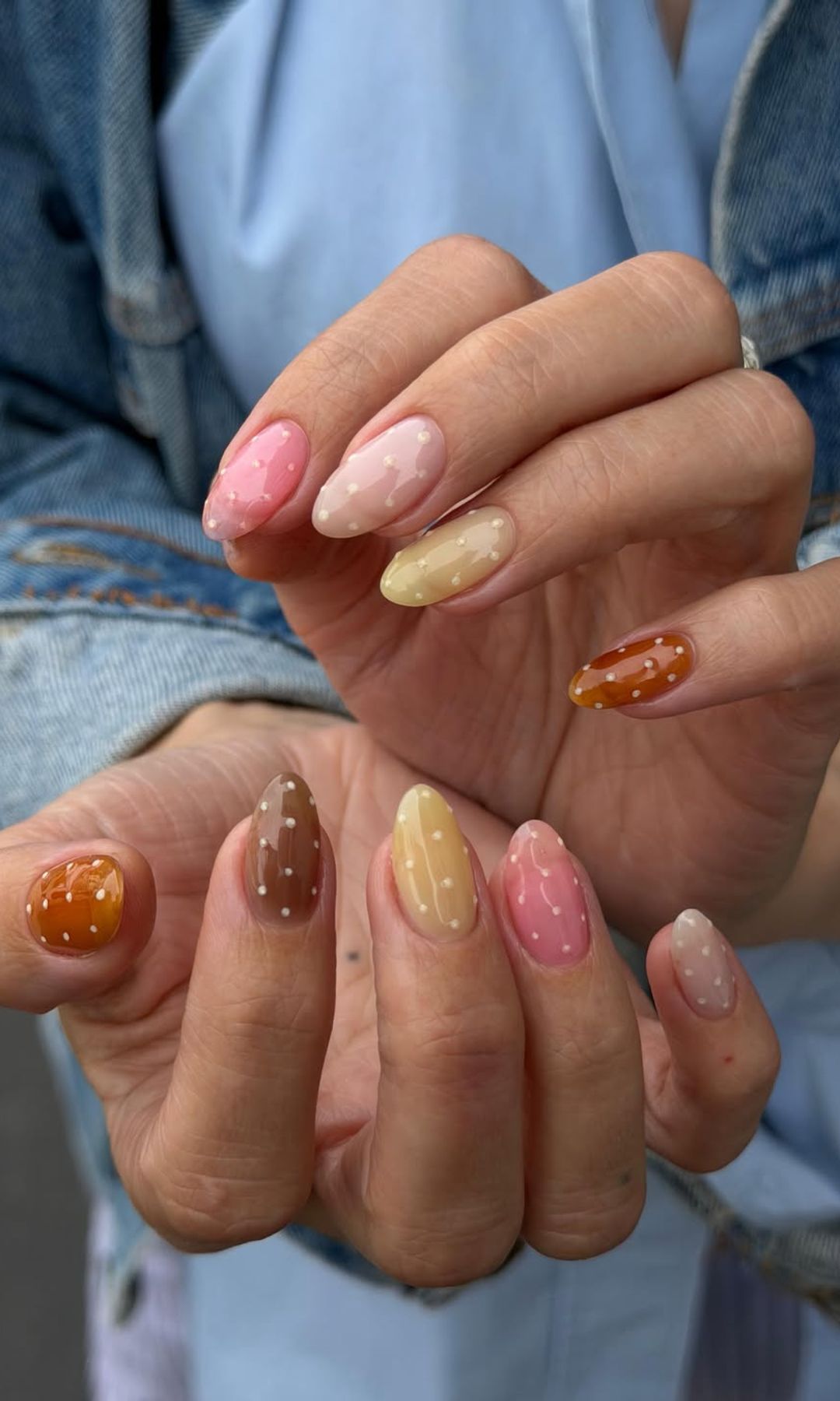 Manicura de lunares multicolor