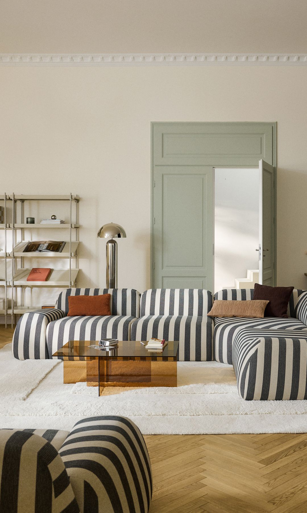 Salón con sofá de estampado a rayas