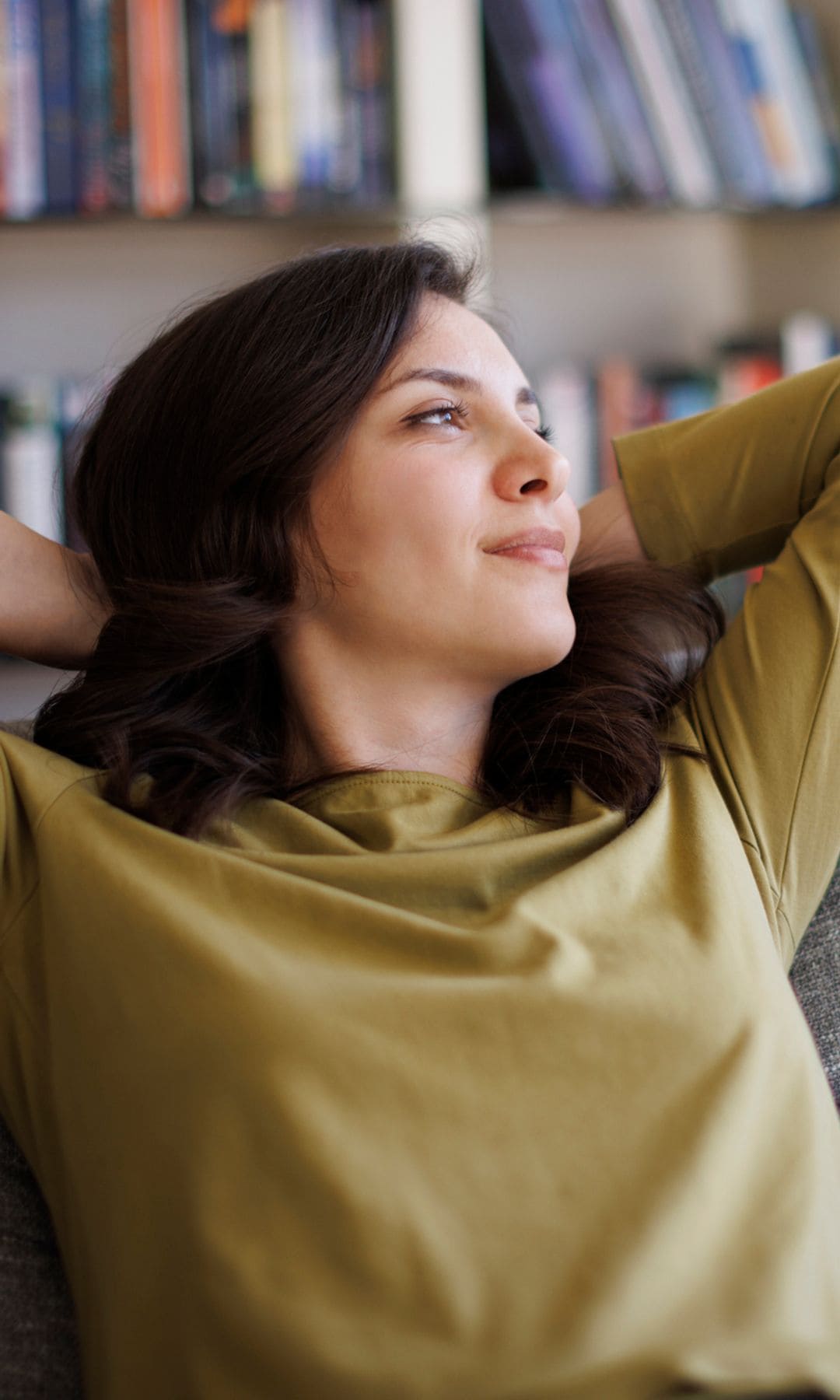 Una mujer relajada en el sofá
