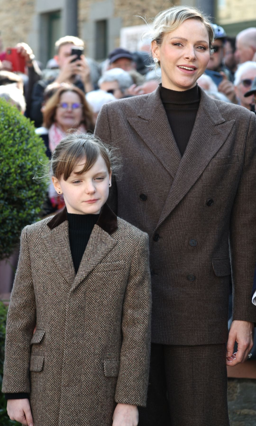 La princesa Charlene y su hija Gabriella se visten a juego con prendas de Ralph Lauren