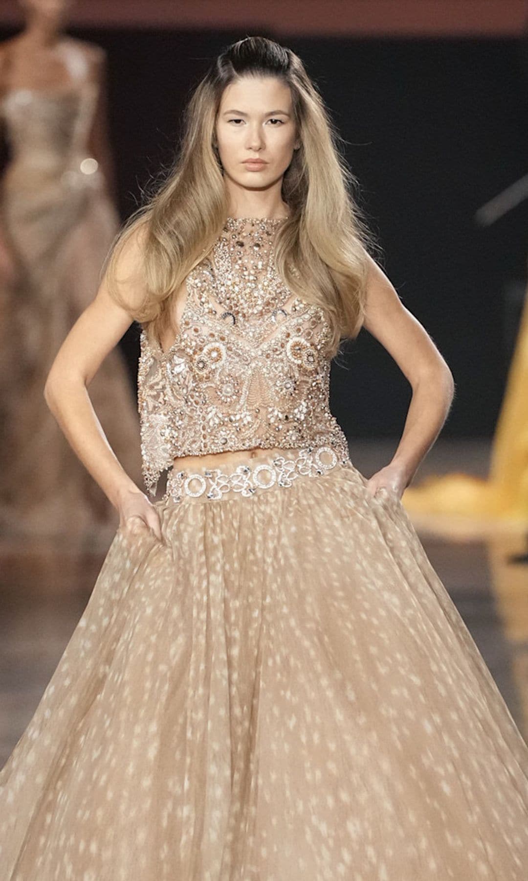 Elie Saab revive la opulencia de los 70 con cristales brillantes y corsés bordados que evocan las noches más glamurosas de la 'jet set'