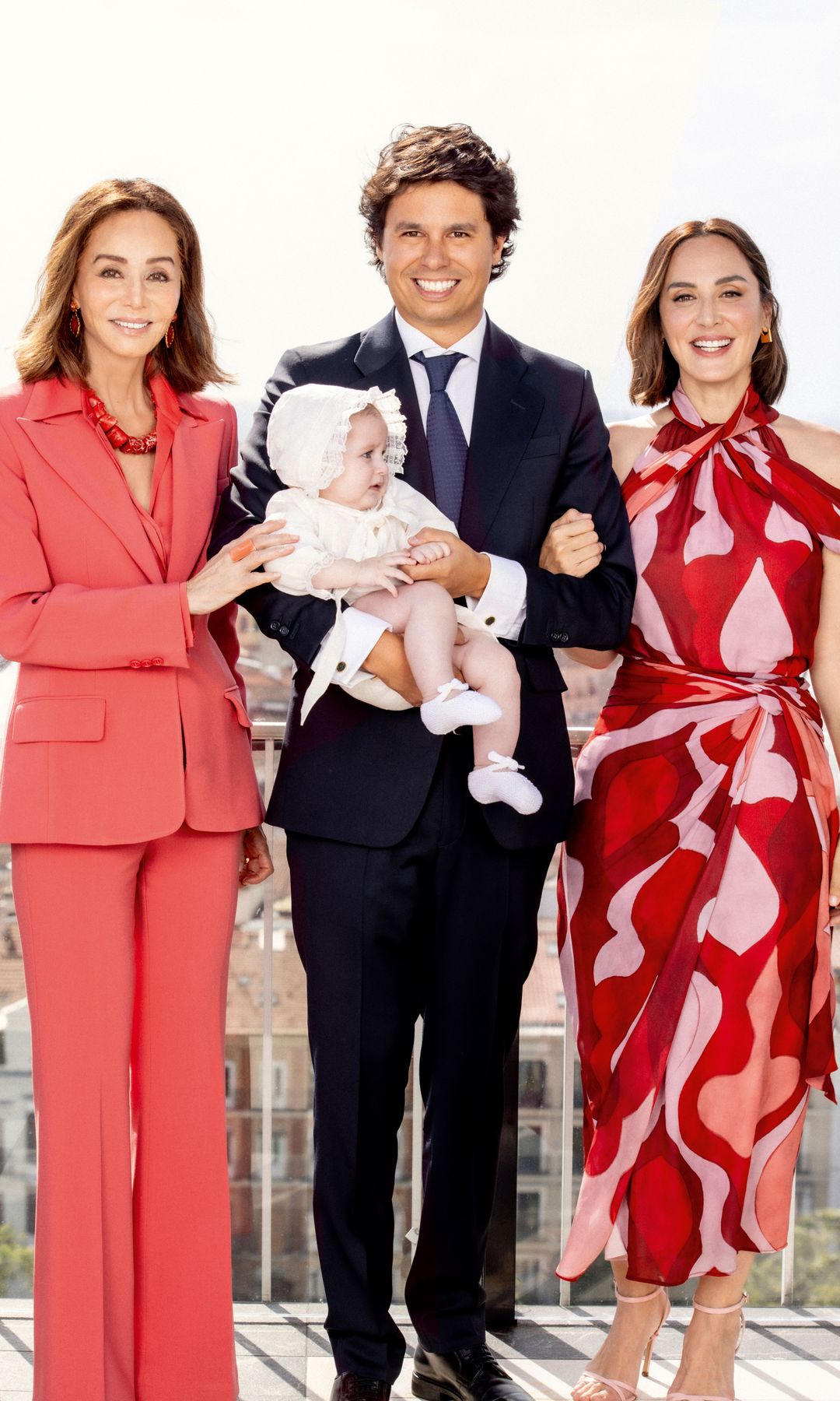 Isabel Preysler y Tamara Falcó con su primo Álvaro y su bebé