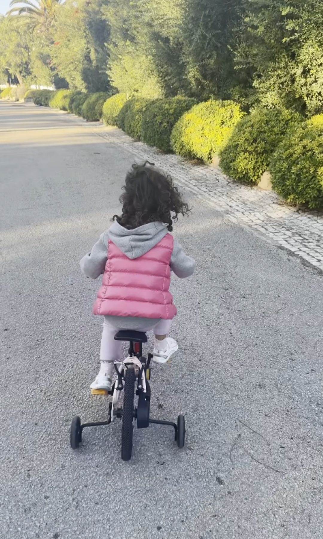 Bella Esmeralda, la pequeña de Georgina Rodríguez y Cristiano Ronaldo, disfruta de un divertido paseo en bicicleta con ruedines