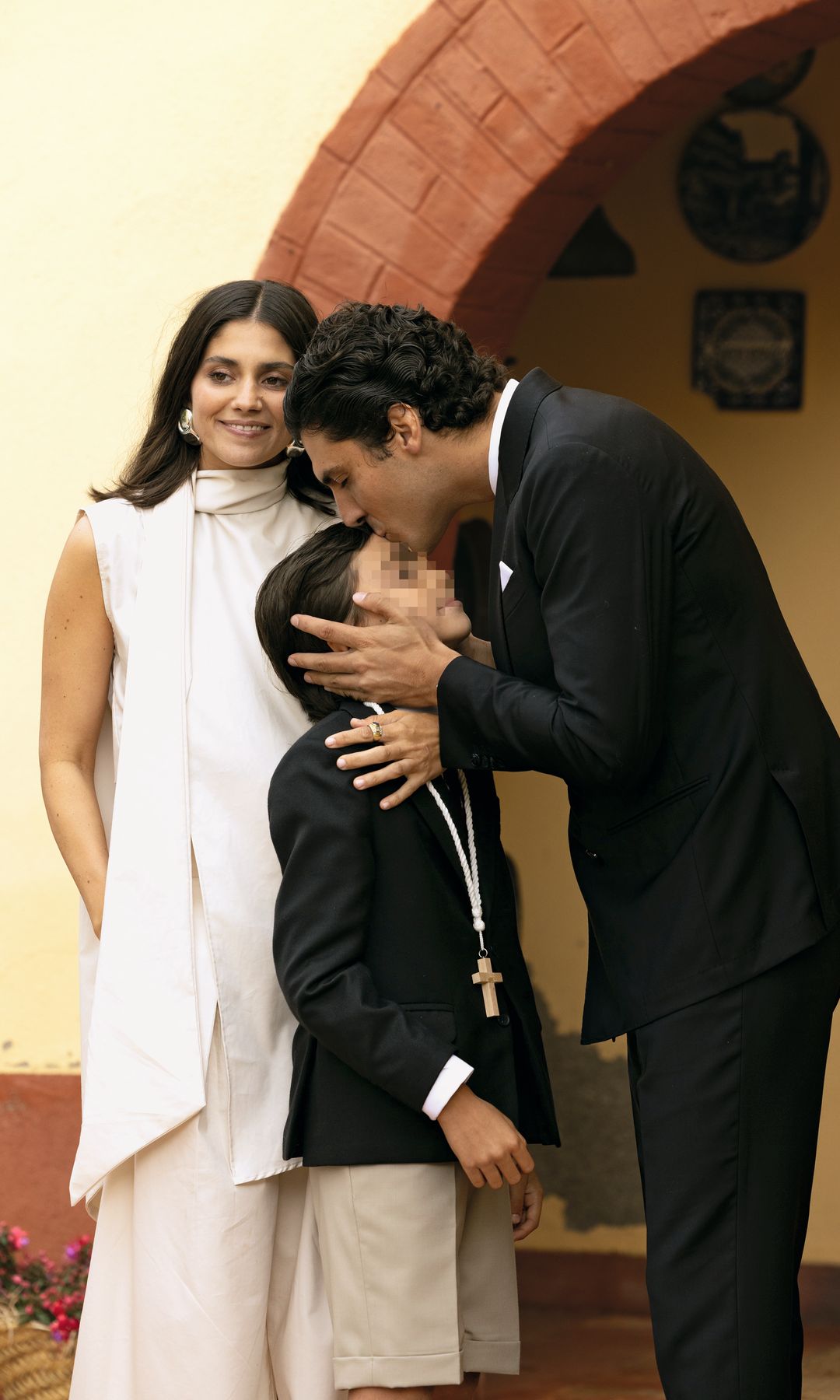 María García de Jaime y Tomás páramo comparten con “¡HOLA!” las imágenes y todos los detalles de la primera comunión de su hijo Tomi