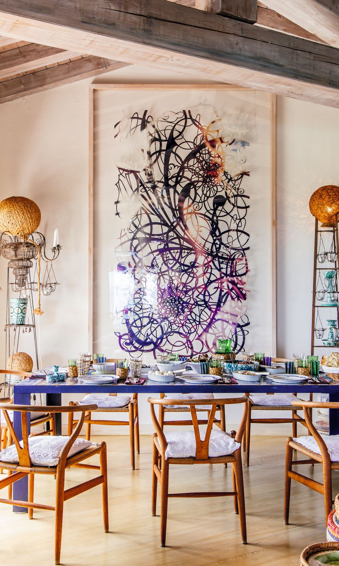 El comedor destaca por una obra de Maggie Cardelús