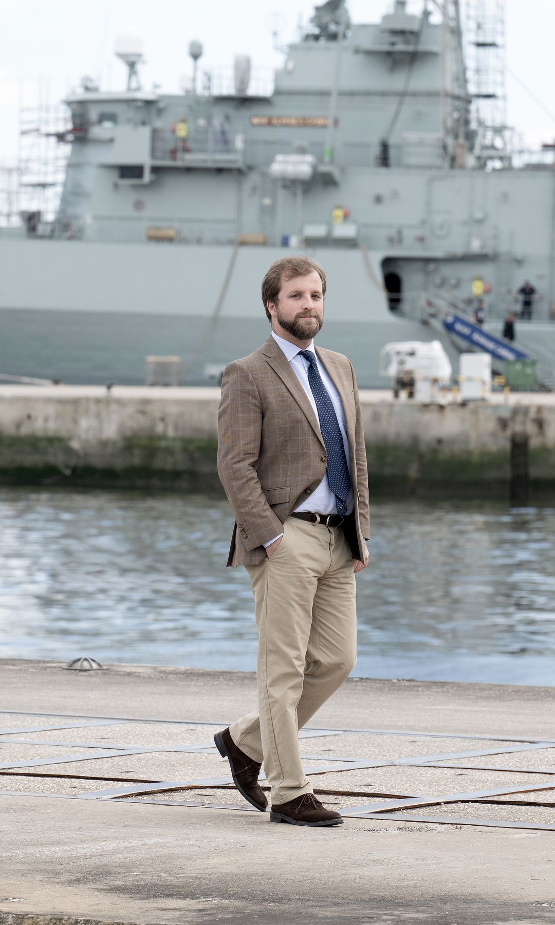 Alfonso de Braganza, paseando cerca del mar
