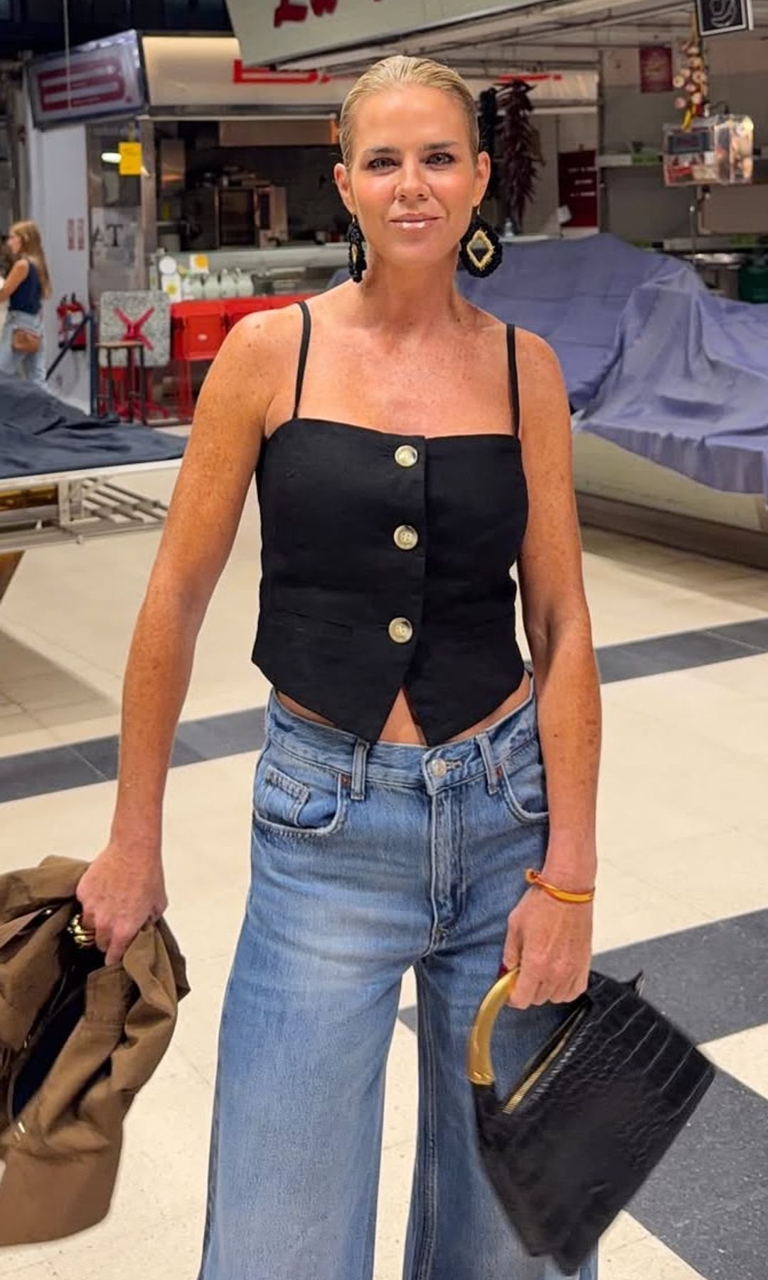 El regreso de Amelia Bono a Madrid en clave entretiempo: con vaqueros 'wide leg' y los pendientes artesanales que comparte con Marta Hazas