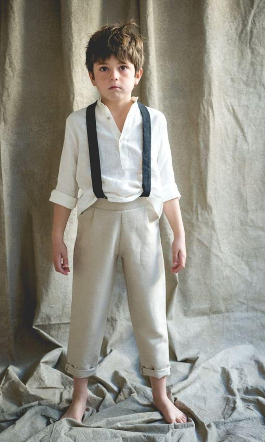 Conjunto de niño de arras con pantalón de algodón con tirantes y camisa mao de lino, de La Bubé