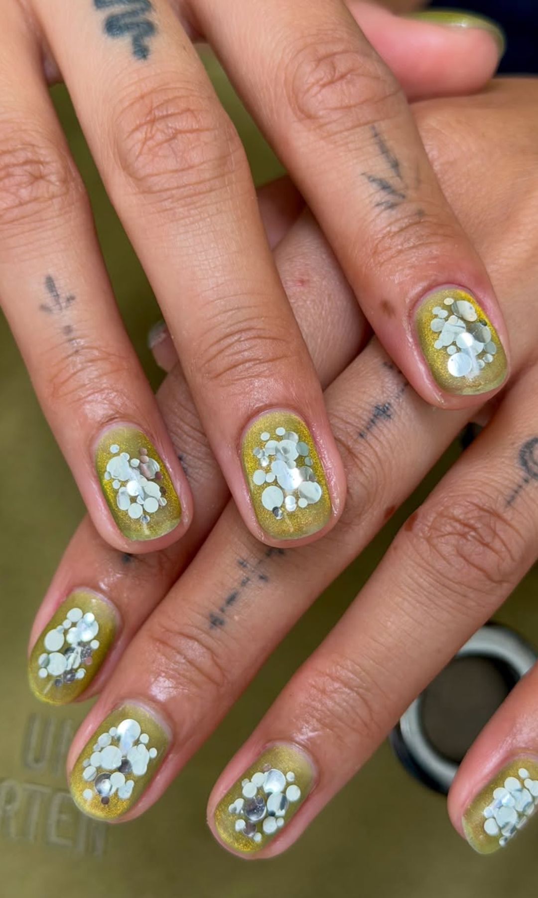 Manicura verde con brillo