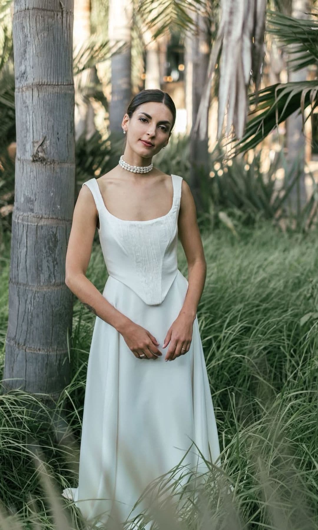 Novia con choker de perlas