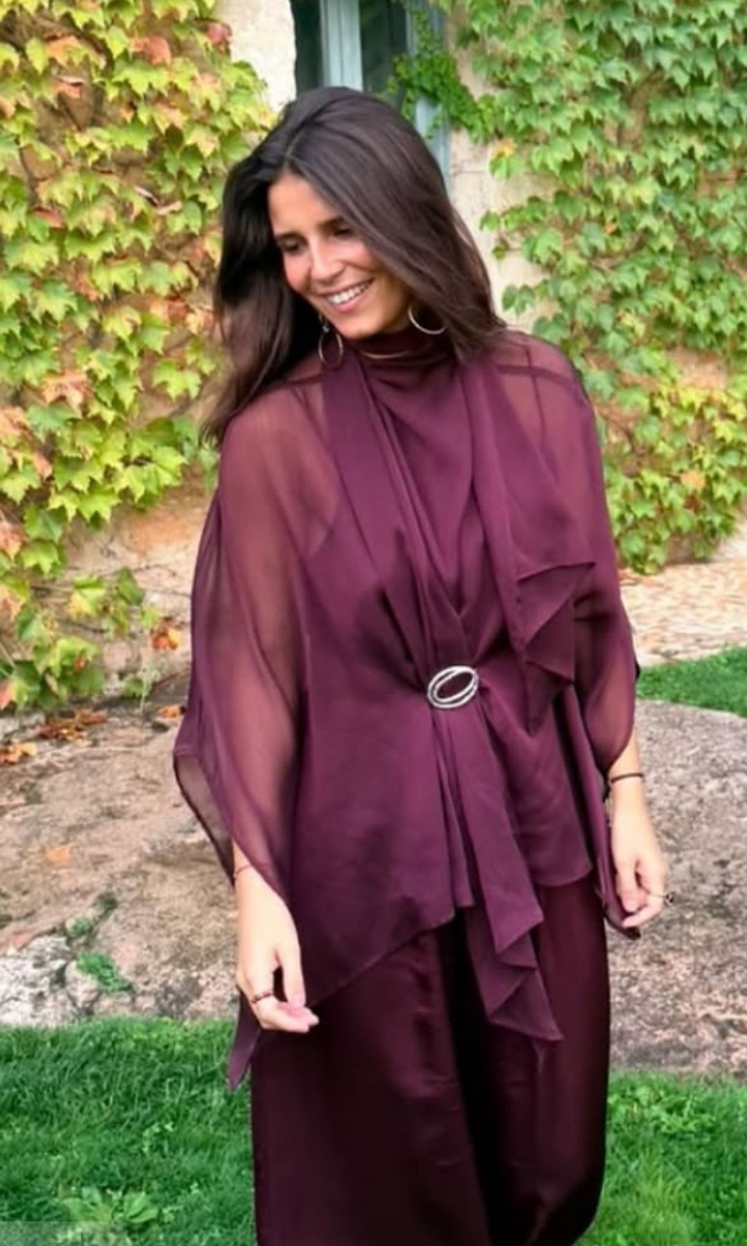 Tana Rivera, digna heredera de la elegancia familiar, se convierte en la invitada perfecta con dos looks de otoño