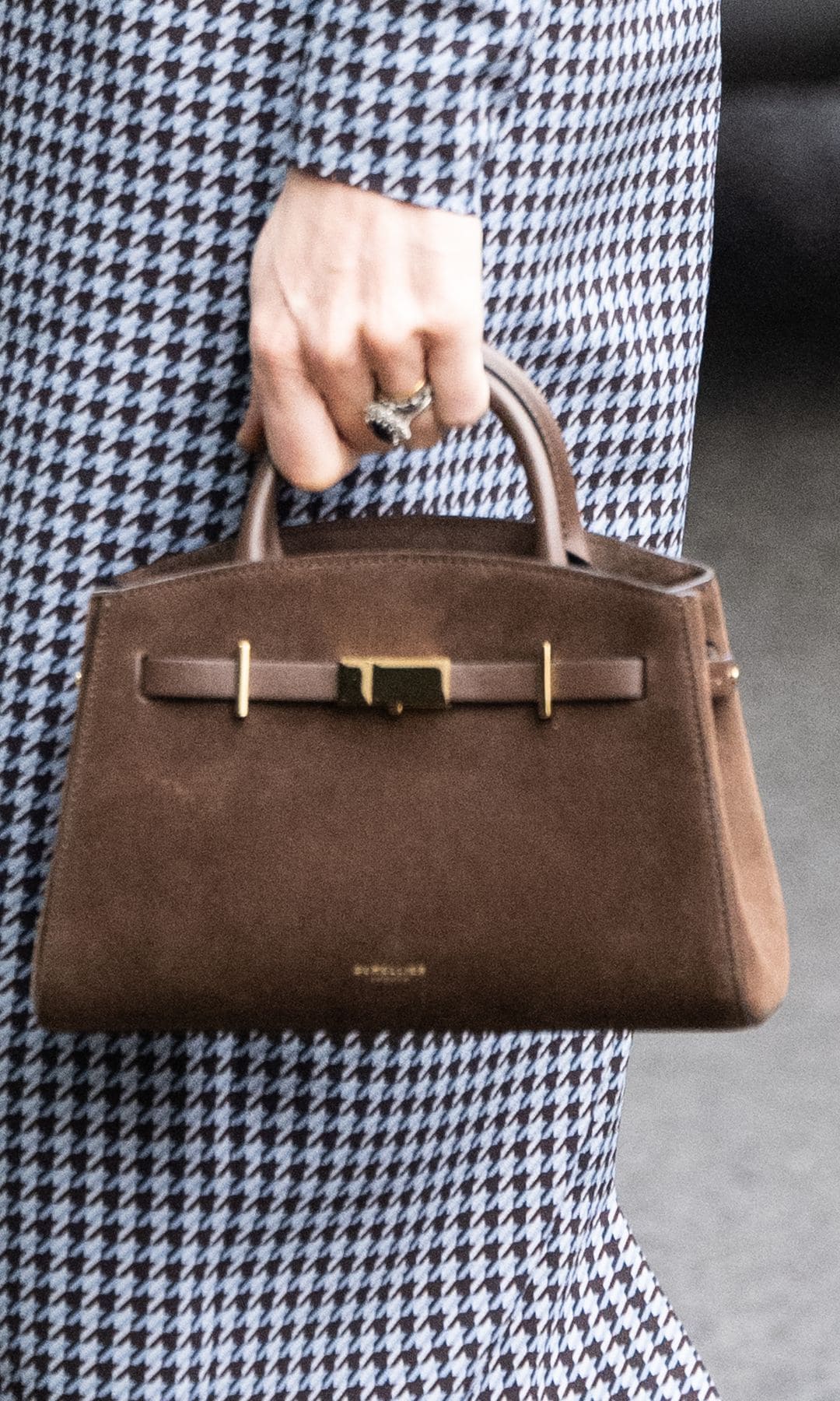 Acercamiento al bolso de Kate Middleton