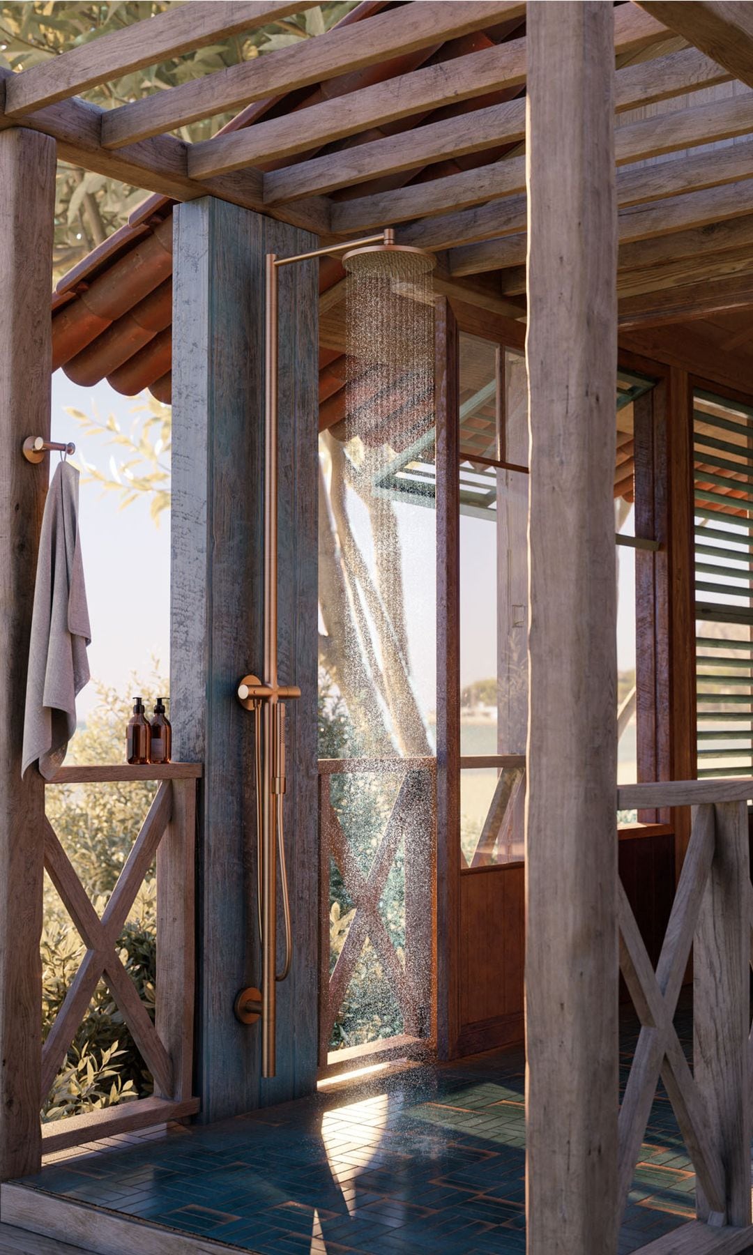 Ducha de exterior bajo pérgola de madera