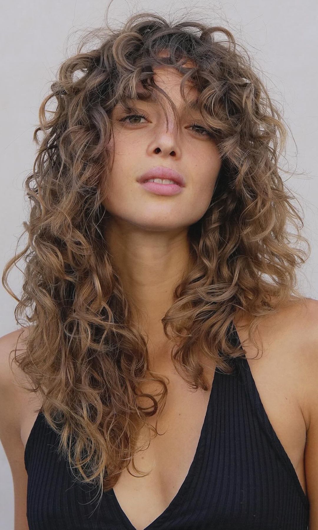 Mujer con cabello rizado 