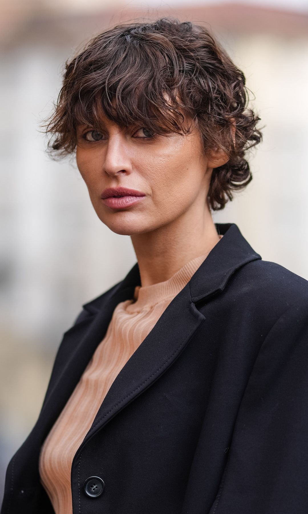 Mujer con pelo corto