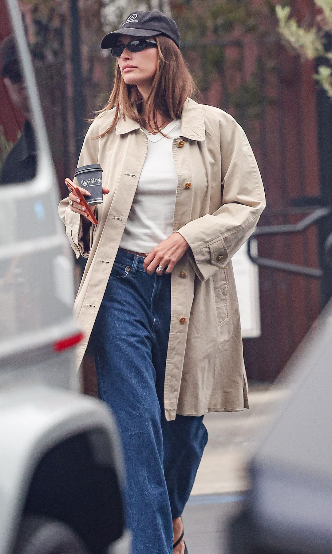 Hailey Bieber optó por básicos elevados.