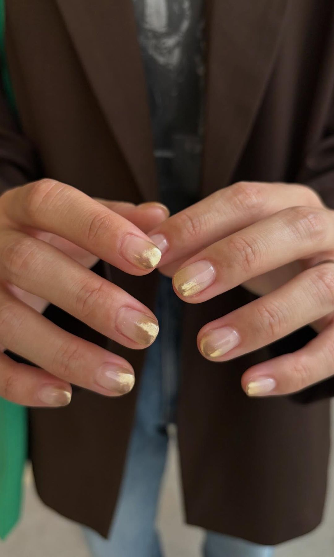 Manicura efecto degradado en dorado