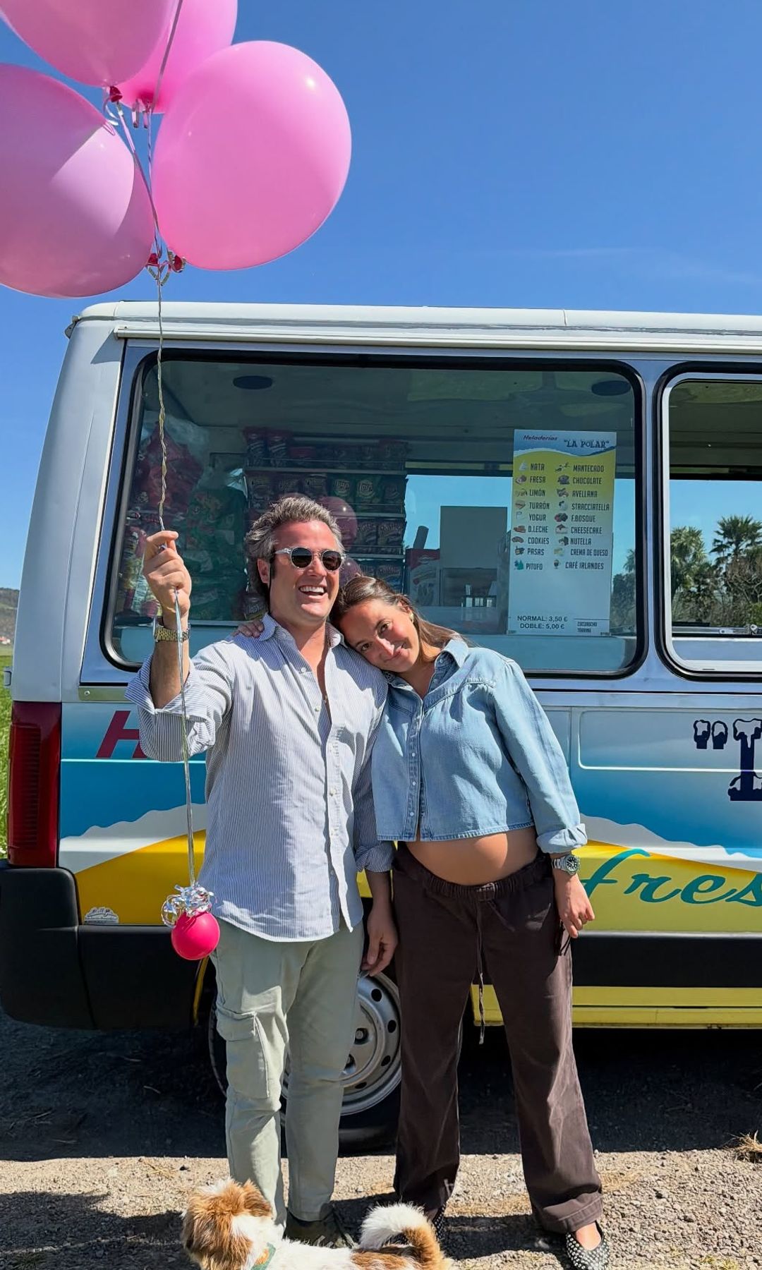 Lucía Pombo y su marido, Álvaro López Huerta, en la 'gender reveal' en la que descubrieron que el bebé que están esperando es una niña