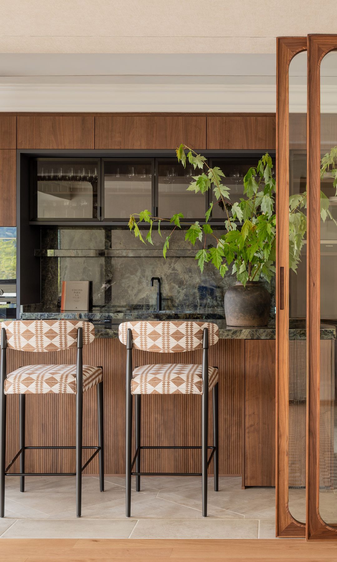 Cocina abierta con cerramiento de cristal