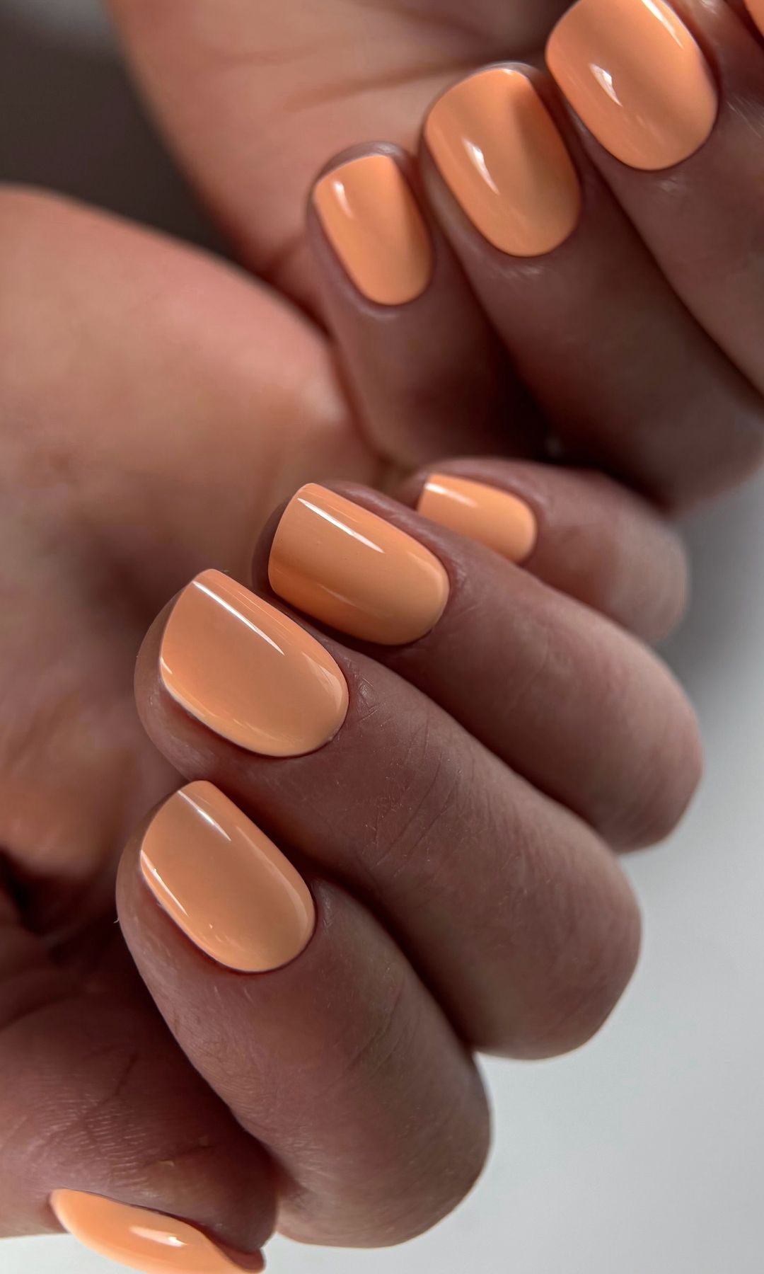 Manicura naranja en tonos pastel