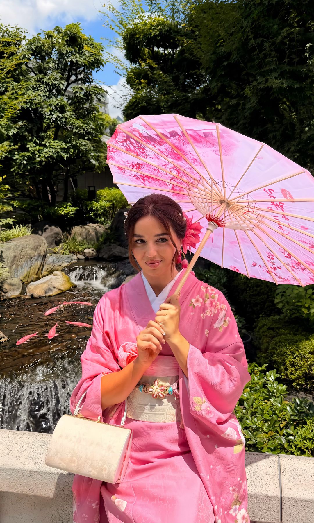 Lola índigo se refugia en su "wagasa" del sol, luciendo un traje tradicional japonés