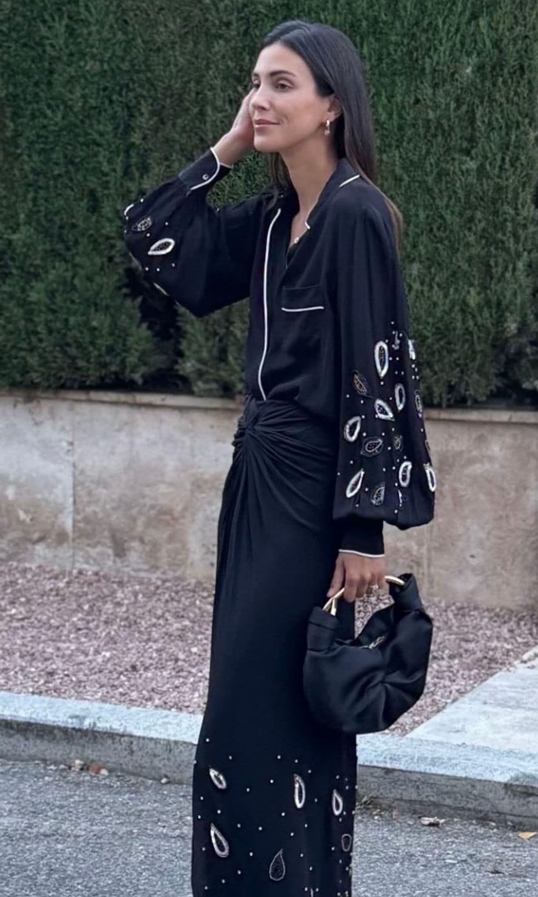 Sassa de Osma nos enseña cómo llevar un look pijamero a una cena íntima con amigas
