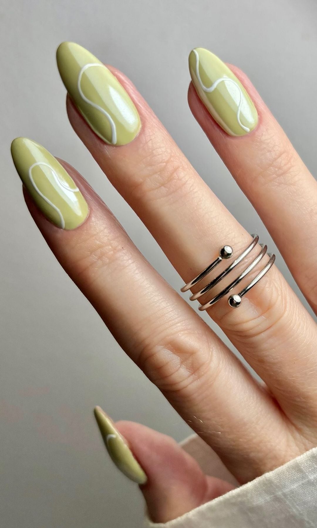 Manicura verde pistacho