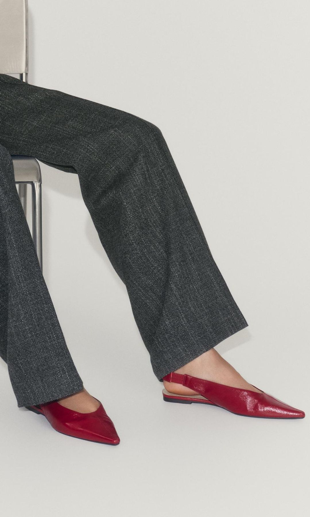 Zapato destalonado rojo y plano, de Zara