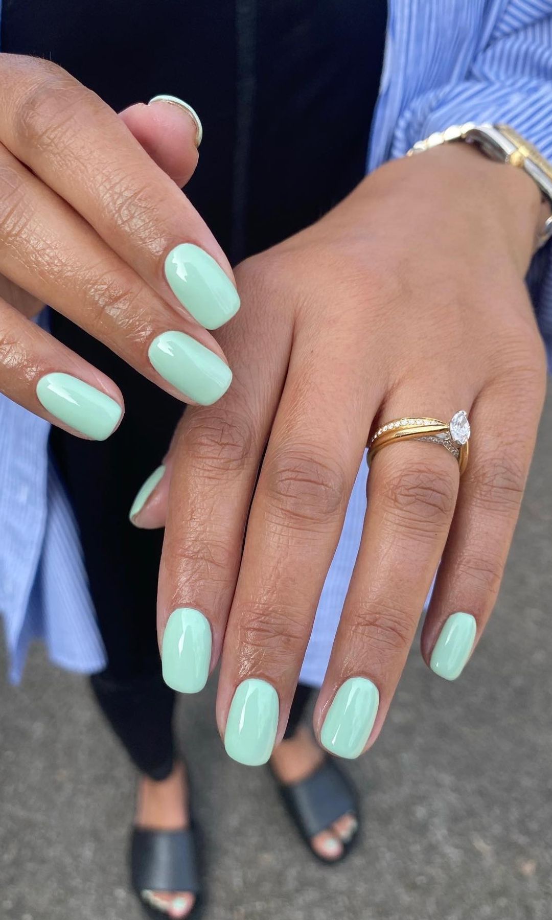Manicura lisa en verde menta