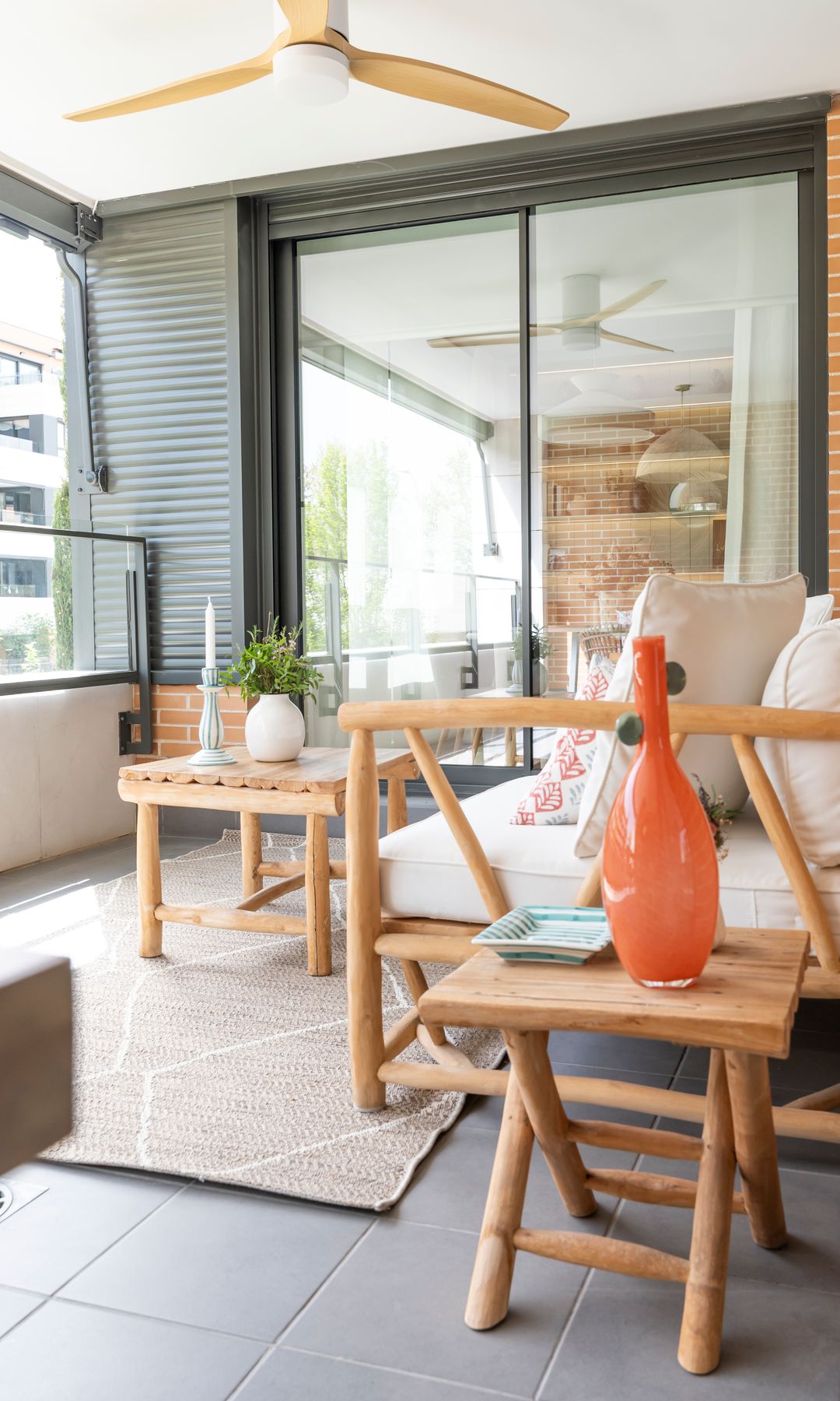 Terraza pequeña con muebles de madera. Proyecto del estudio Deco & Living
