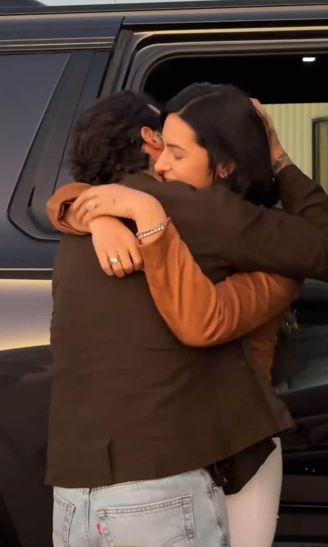 Christian Nodal y Ángela Aguilar se fundieron en un abrazo.