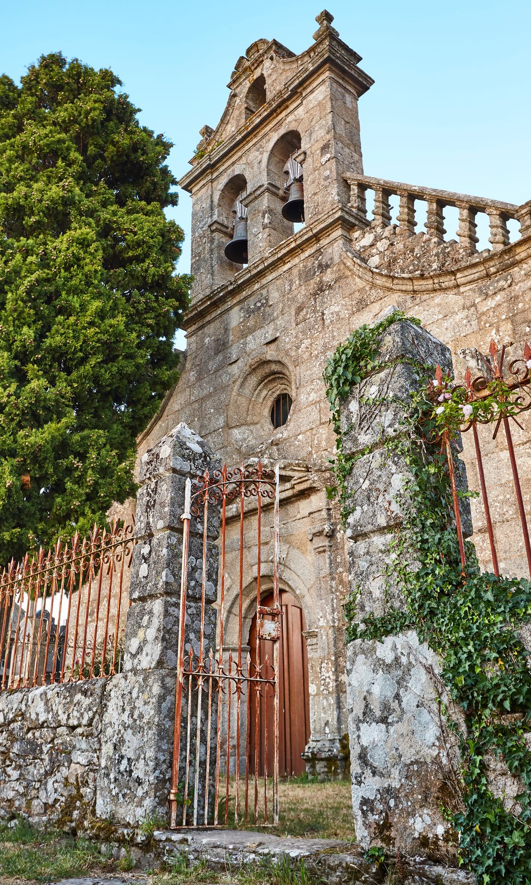 Iglesia de Santa Isabel en el pueblo medieval de Castro Caldelas, en Ourense, uno de los pueblos más bonitos de España. 